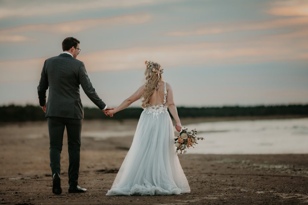 Brudpar_fotografering_på_stranden_i_Skåne