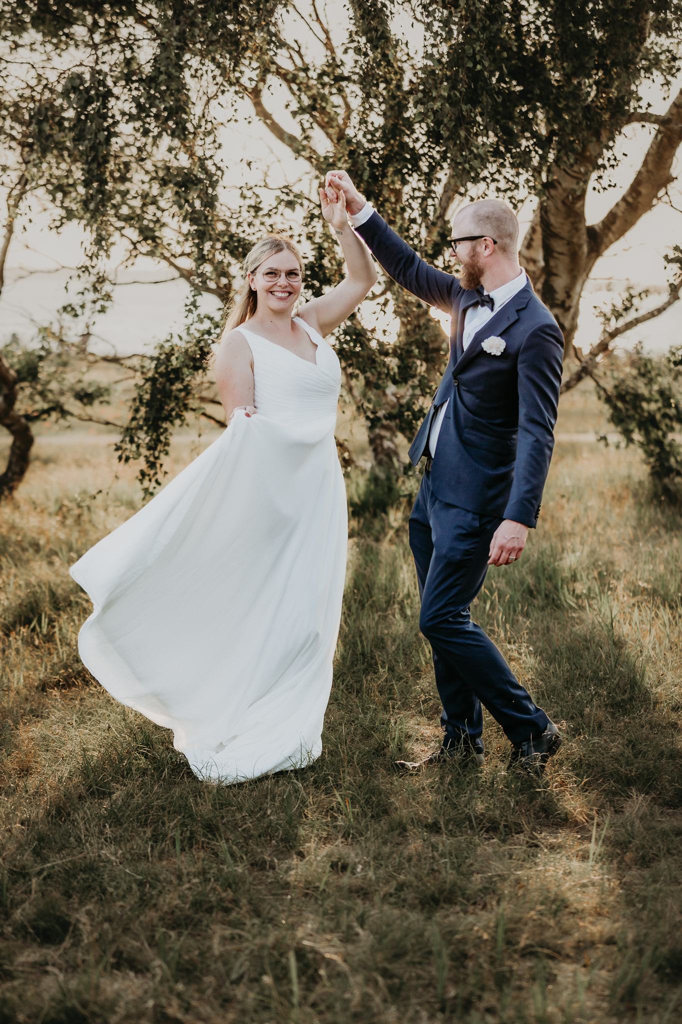 Dansande bröllopspar på solnedgång under deras bröllopsfotografering i Skåne. Bröllopsfotograf i Skåne av Fotoepok