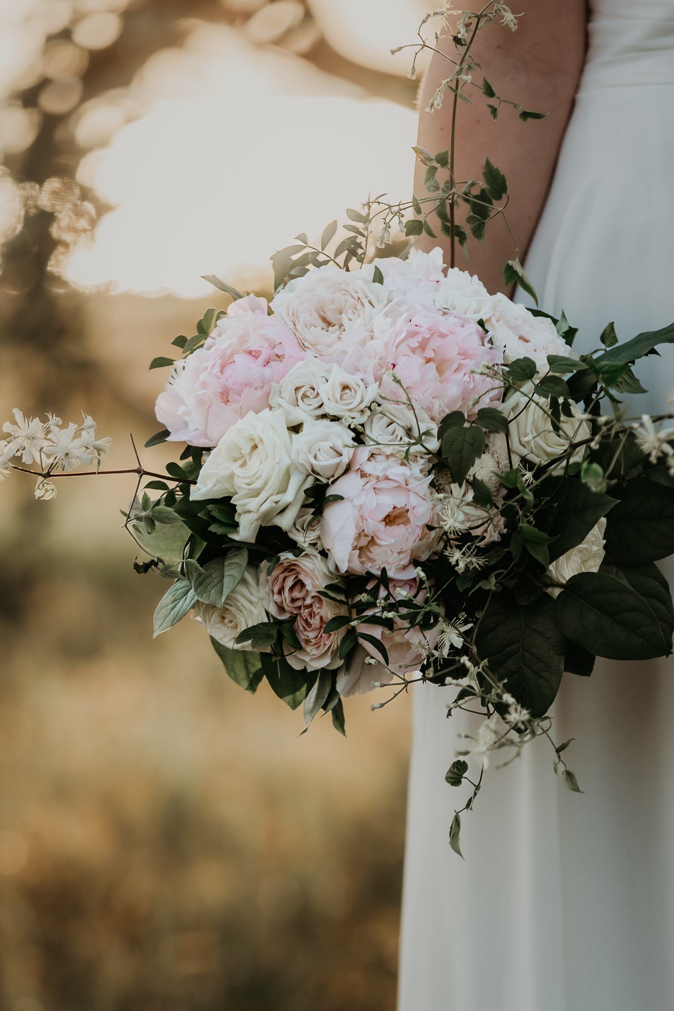 Elegant bröllopsbukett fotografering på stranden Bröllopsfotograf_Skåne | Fotoepok